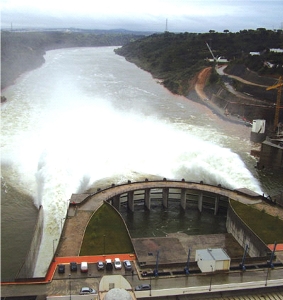 Descarga na barragem devido a cheias