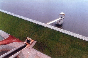 Proteção do talude de jusante em cobertura vegetal na Barragem de Iraí